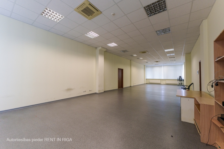 Sludinājumi. Zāle 110 kvm Ganību dambī 36.  + Viena liela telpa. + Griestu augstums 3.43 m. + Linoleja grīda. + Cena: 594 EUR/mēn Foto #2