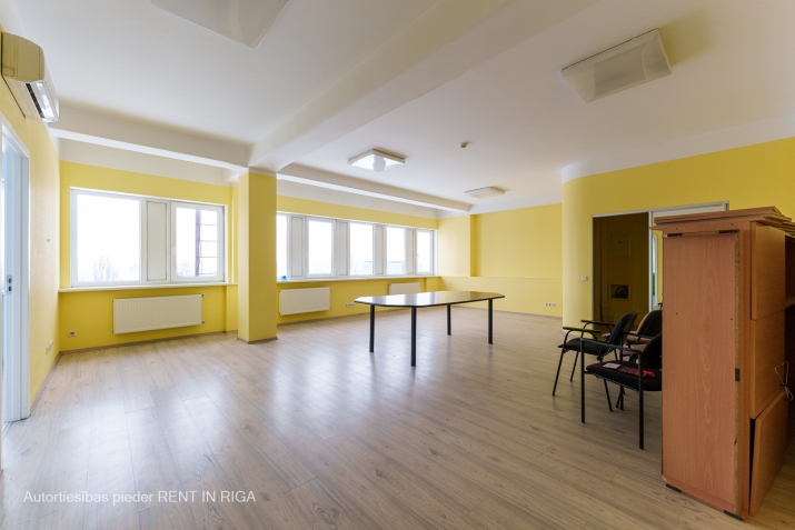 Sludinājumi. Birojs ar 3 telpām 7.stāvā Ganību dambī 36.  + 1 lielā telpa 48 kvm, 2 kabineti, katrs 14 kvm, un 1 Cena: 449 EUR/mēn Foto #1