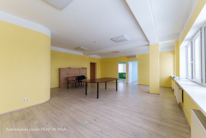 Sludinājumi. Birojs ar 3 telpām 7.stāvā Ganību dambī 36.  + 1 lielā telpa 48 kvm, 2 kabineti, katrs 14 kvm, un 1 Cena: 449 EUR/mēn Foto #2