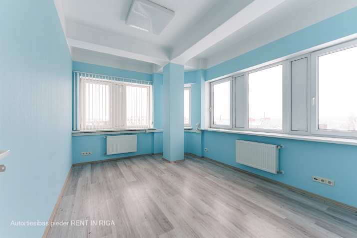 Sludinājumi. Birojs ar 3 telpām 7.stāvā Ganību dambī 36.  + 1 lielā telpa 48 kvm, 2 kabineti, katrs 14 kvm, un 1 Cena: 449 EUR/mēn Foto #4