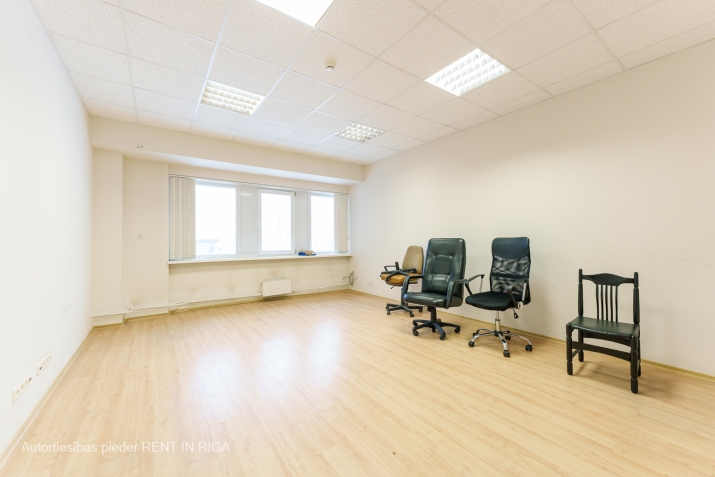 Sludinājumi. Biroja kabinets Ganību dambī 36.  + 1 telpa. + Lamināta grīda. + Ir lifts. + Koplietošanas WC Cena: 144 EUR/mēn Foto #1