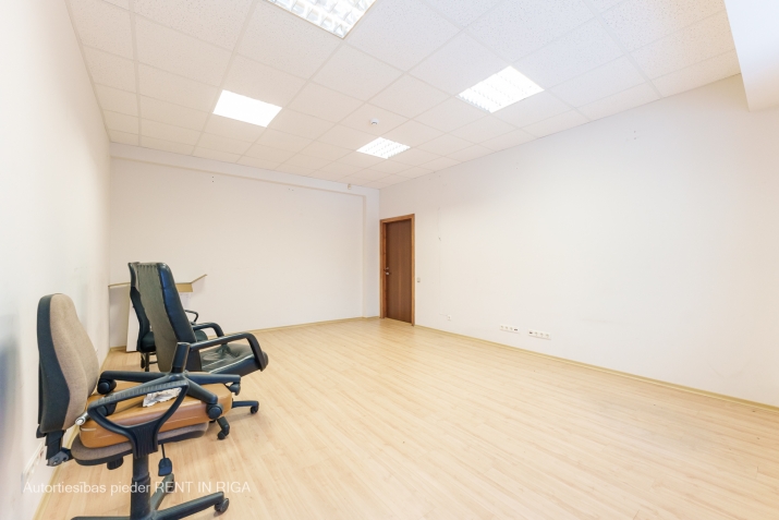 Sludinājumi. Biroja kabinets Ganību dambī 36.  + 1 telpa. + Lamināta grīda. + Ir lifts. + Koplietošanas WC Cena: 144 EUR/mēn Foto #2