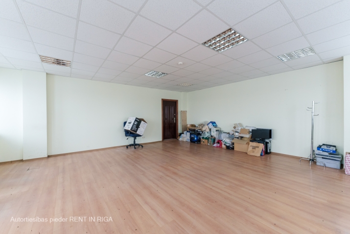 Sludinājumi. Birojs ar panorāmas skatu Ganību dambī 36.  + 1 telpa. + Logi divās telpās pusēs. + Lamināta grīda. Cena: 257 EUR/mēn Foto #2