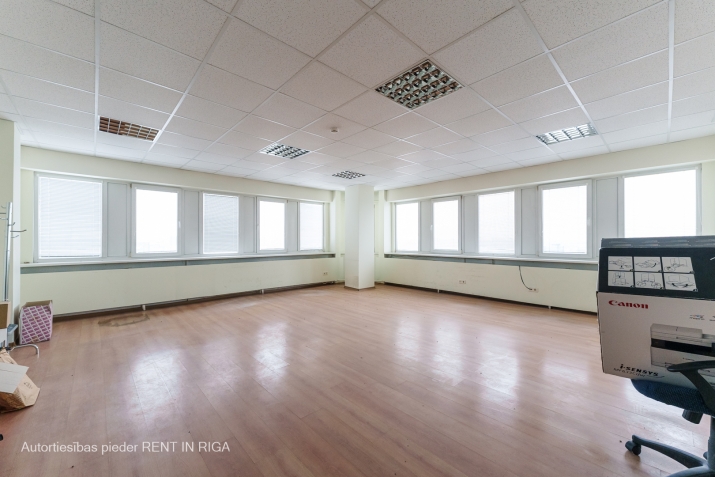 Sludinājumi. Birojs ar panorāmas skatu Ganību dambī 36.  + 1 telpa. + Logi divās telpās pusēs. + Lamināta grīda. Cena: 257 EUR/mēn Foto #1