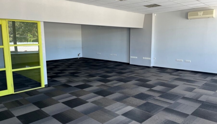 Sludinājumi. Birojs Berģu kalnā.  Plašs birojs ar vienu izolētu telpu un vienu lielo koptelpu. Kondicionieris. Cena: 440 EUR/mēn Foto #3