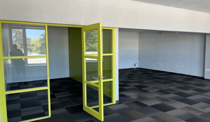 Sludinājumi. Birojs Berģu kalnā.  Plašs birojs ar vienu izolētu telpu un vienu lielo koptelpu. Kondicionieris. Cena: 440 EUR/mēn Foto #4