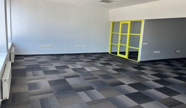 Sludinājumi. Birojs Berģu kalnā.  Plašs birojs ar vienu izolētu telpu un vienu lielo koptelpu. Kondicionieris. Cena: 440 EUR/mēn Foto #5