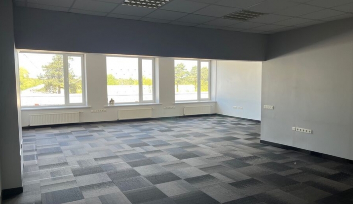 Sludinājumi. Birojs Berģu kalnā.  Plašs birojs ar vienu izolētu telpu un vienu lielo koptelpu. Kondicionieris. Cena: 440 EUR/mēn Foto #1