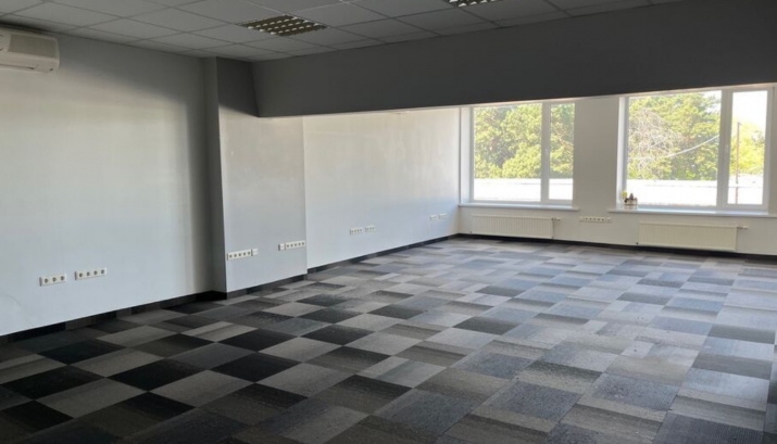 Sludinājumi. Birojs Berģu kalnā.  Plašs birojs ar vienu izolētu telpu un vienu lielo koptelpu. Kondicionieris. Cena: 440 EUR/mēn Foto #2