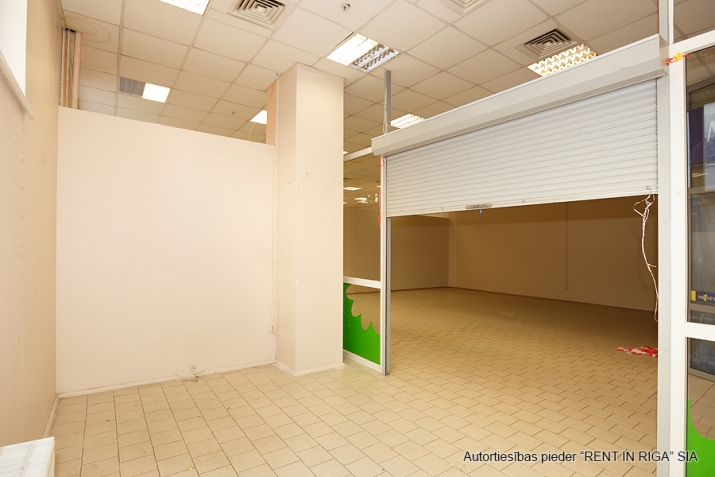 Объявление. Tiek iznomāta tirdzniecības platība T/C \'Sahāra\'  Ēkas pamatnomnieks pārtikas veikals \'Maxima\'.  Цена: 210 EUR/мес. Foto #1