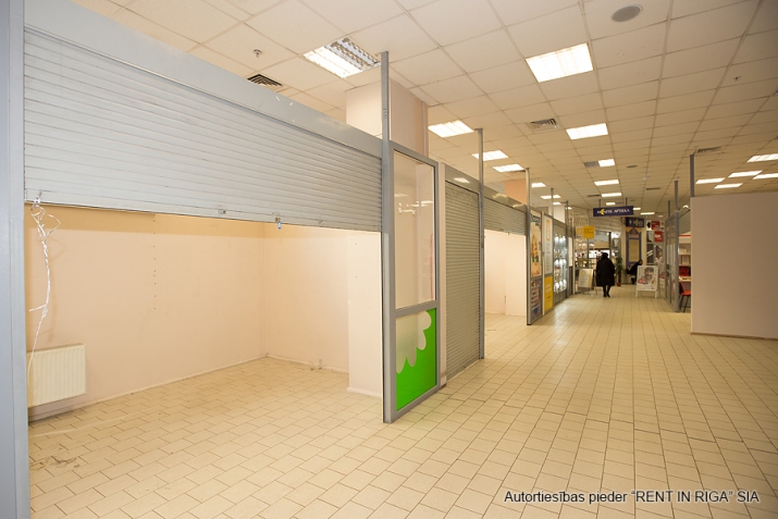 Объявление. Tiek iznomāta tirdzniecības platība T/C \'Sahāra\'  Ēkas pamatnomnieks pārtikas veikals \'Maxima\'.  Цена: 210 EUR/мес. Foto #2