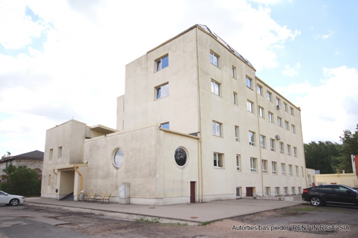 Sludinājumi. Multifunkcionālas telpas birojam, noliktavai, ražotnei, šūšanas ceham vai citai nodarbei.  Kalētu Cena: 1100 EUR/mēn Foto #1