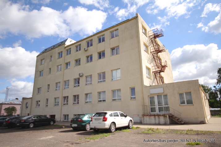 Sludinājumi. Multifunkcionālas telpas birojam, noliktavai, ražotnei, šūšanas ceham vai citai nodarbei.  Kalētu Cena: 1100 EUR/mēn Foto #2