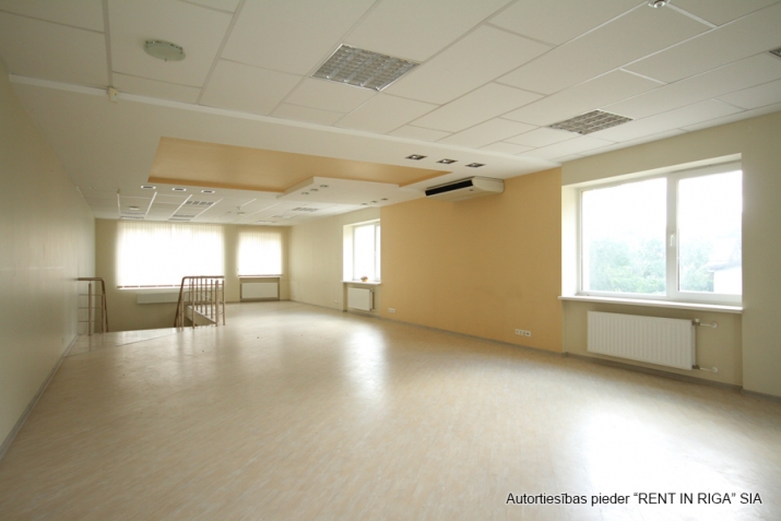 Sludinājumi. Multifunkcionālas telpas birojam, noliktavai, ražotnei, šūšanas ceham vai citai nodarbei.  Kalētu Cena: 1100 EUR/mēn Foto #5