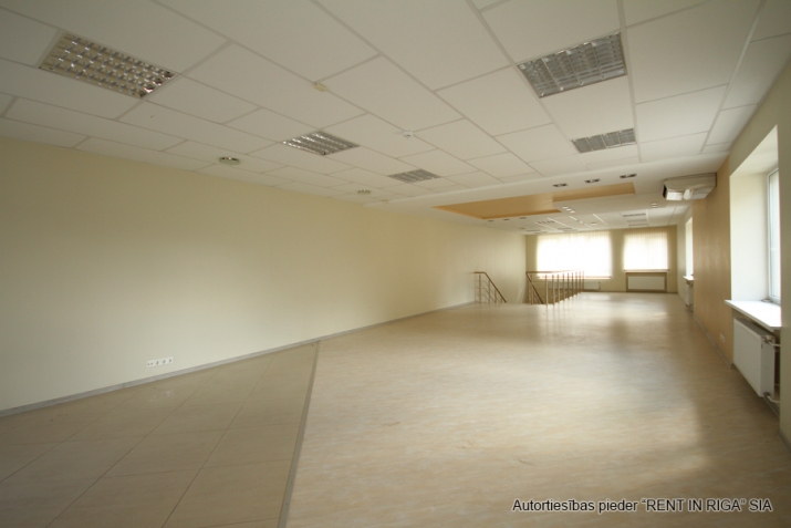 Sludinājumi. Multifunkcionālas telpas birojam, noliktavai, ražotnei, šūšanas ceham vai citai nodarbei.  Kalētu Cena: 1100 EUR/mēn Foto #7