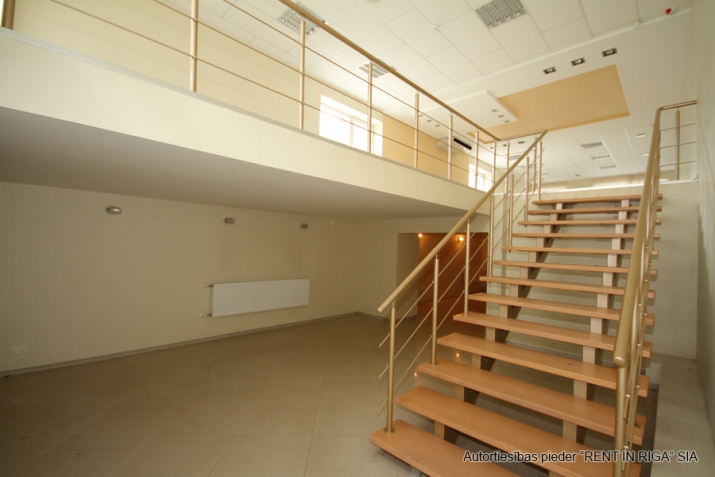 Sludinājumi. Multifunkcionālas telpas birojam, noliktavai, ražotnei, šūšanas ceham vai citai nodarbei.  Kalētu Cena: 1100 EUR/mēn Foto #8