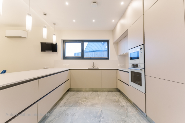 Объявление. Предлагаем преобрести абсолютно новый просторный, современный дом премиум класса в развитом посёлке Цена: 650000 EUR Foto #6