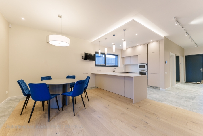 Объявление. Предлагаем преобрести абсолютно новый просторный, современный дом премиум класса в развитом посёлке Цена: 650000 EUR Foto #4