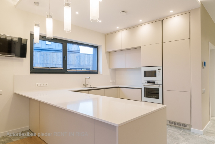 Объявление. Предлагаем преобрести абсолютно новый просторный, современный дом премиум класса в развитом посёлке Цена: 650000 EUR Foto #7