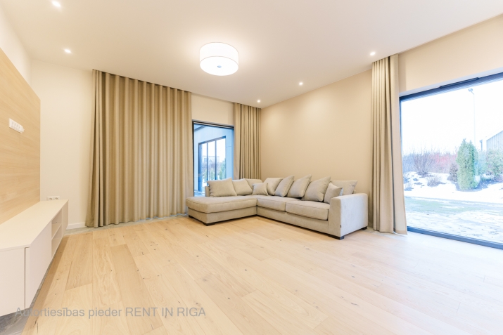 Объявление. Предлагаем преобрести абсолютно новый просторный, современный дом премиум класса в развитом посёлке Цена: 650000 EUR Foto #2