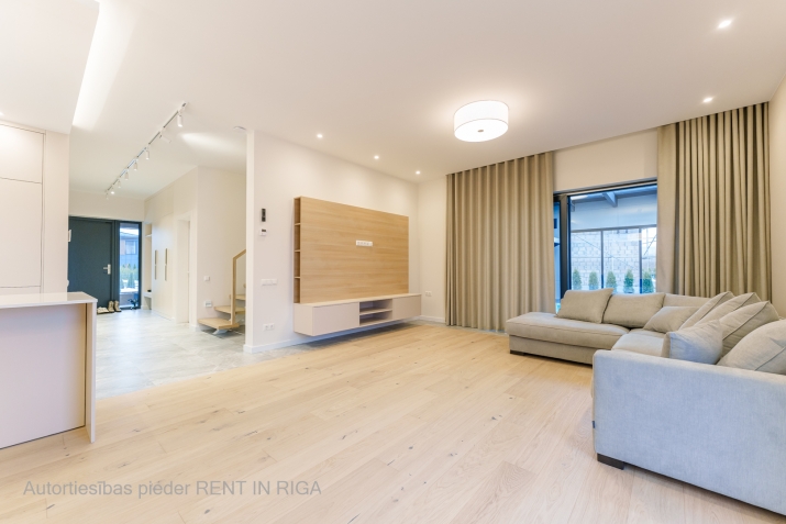 Объявление. Предлагаем преобрести абсолютно новый просторный, современный дом премиум класса в развитом посёлке Цена: 650000 EUR Foto #1