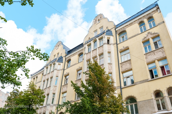 Sludinājumi. Tiek pārdots 2 istabu dzīvoklis atjaunotā jūgendstila ēkā Rīgas centrā.  Ēka piederēja tās projekta Cena: 120000 EUR Foto #2