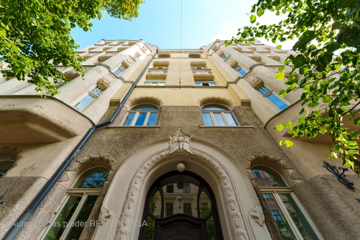 Sludinājumi. Tiek pārdots 2 istabu dzīvoklis atjaunotā jūgendstila ēkā Rīgas centrā.  Ēka piederēja tās projekta Cena: 120000 EUR Foto #3