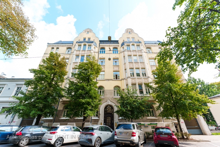 Sludinājumi. Tiek pārdots 2 istabu dzīvoklis atjaunotā jūgendstila ēkā Rīgas centrā.  Ēka piederēja tās projekta Cena: 120000 EUR Foto #1