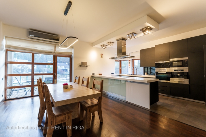 Sludinājumi. Tiek pārdota privātmāja ciematā ar tiešu piekļuvi ūdenim un mežam, atrodoties 15min braucienā no Cena: 550000 EUR Foto #1