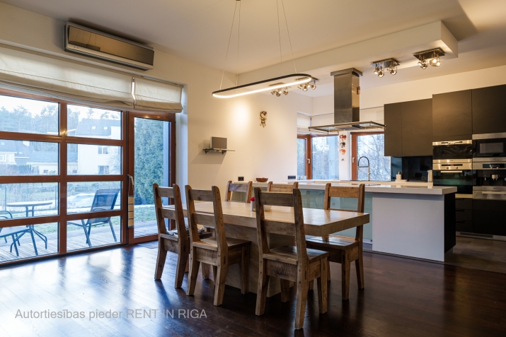 Sludinājumi. Tiek pārdota privātmāja ciematā ar tiešu piekļuvi ūdenim un mežam, atrodoties 15min braucienā no Cena: 550000 EUR Foto #2