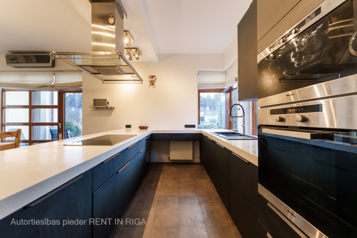 Sludinājumi. Tiek pārdota privātmāja ciematā ar tiešu piekļuvi ūdenim un mežam, atrodoties 15min braucienā no Cena: 550000 EUR Foto #3