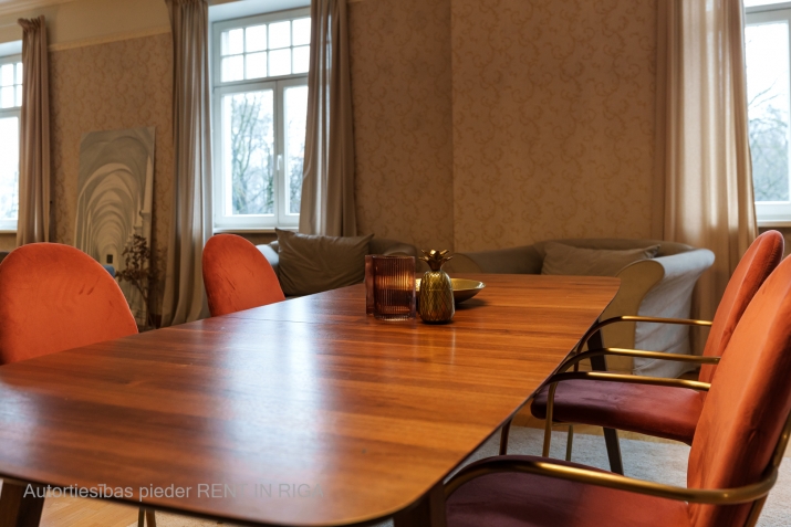 Sludinājumi. Elegants dzīvoklis renovētā ēkā Klusajā centrā!  Piedāvājam plašu trīsistabu dzīvokli atjaunotajā Cena: 535000 EUR Foto #4