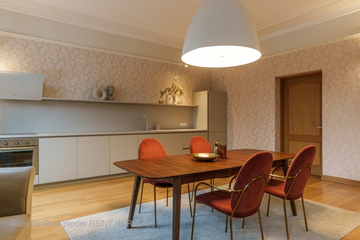 Sludinājumi. Elegants dzīvoklis renovētā ēkā Klusajā centrā!  Piedāvājam plašu trīsistabu dzīvokli atjaunotajā Cena: 535000 EUR Foto #3