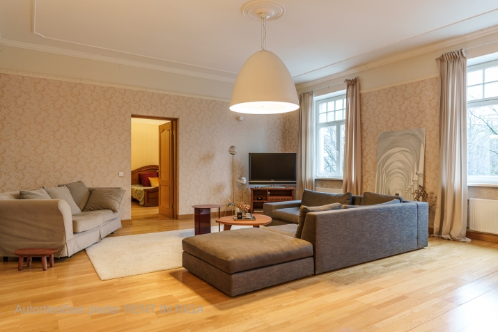 Sludinājumi. Elegants dzīvoklis renovētā ēkā Klusajā centrā!  Piedāvājam plašu trīsistabu dzīvokli atjaunotajā Cena: 535000 EUR Foto #8