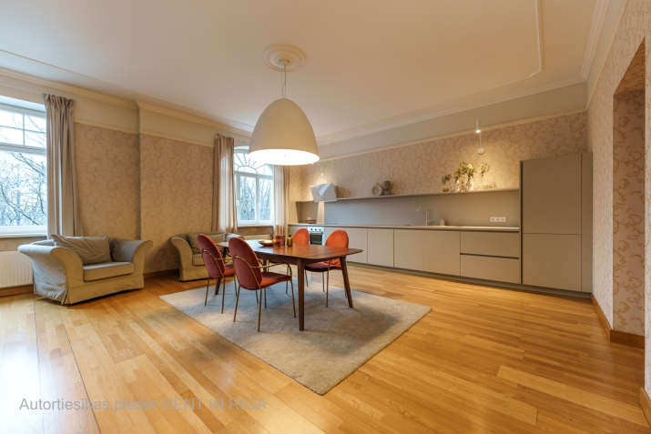 Sludinājumi. Elegants dzīvoklis renovētā ēkā Klusajā centrā!  Piedāvājam plašu trīsistabu dzīvokli atjaunotajā Cena: 535000 EUR Foto #2