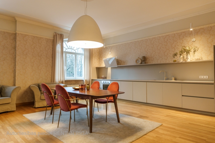 Sludinājumi. Elegants dzīvoklis renovētā ēkā Klusajā centrā!  Piedāvājam plašu trīsistabu dzīvokli atjaunotajā Cena: 535000 EUR Foto #1