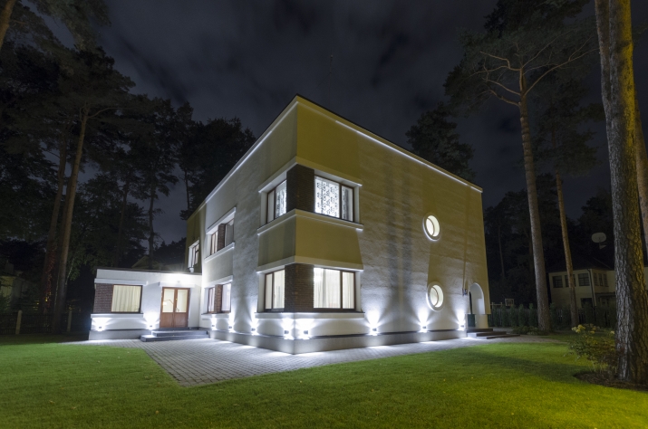 Объявление. Просторный семейный дом в Межапарке, окруженный деревьями.  Историческая архитектурная жемчужина Цена: 900000 EUR Foto #2