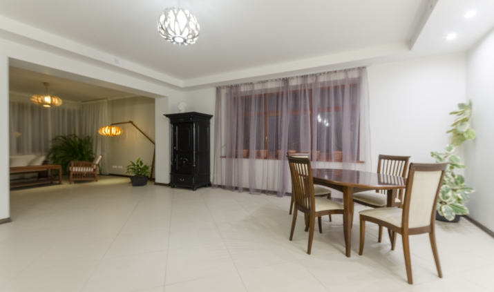 Объявление. Просторный семейный дом в Межапарке, окруженный деревьями.  Историческая архитектурная жемчужина Цена: 900000 EUR Foto #9