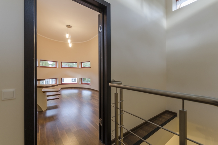 Объявление. Просторный семейный дом в Межапарке, окруженный деревьями.  Историческая архитектурная жемчужина Цена: 900000 EUR Foto #5