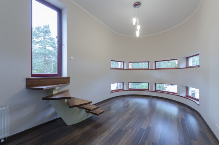 Объявление. Просторный семейный дом в Межапарке, окруженный деревьями.  Историческая архитектурная жемчужина Цена: 900000 EUR Foto #4