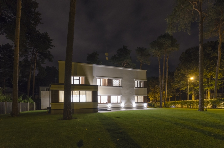 Объявление. Просторный семейный дом в Межапарке, окруженный деревьями.  Историческая архитектурная жемчужина Цена: 900000 EUR Foto #1