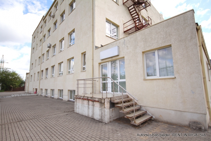 Sludinājumi. Multifunkcionālas telpa birojam, noliktavai, ražotnei, šūšanas ceham vai citai nodarbei.  Kalētu Cena: 720 EUR/mēn Foto #2