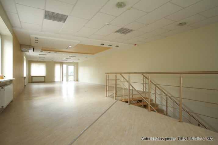 Sludinājumi. Multifunkcionālas telpa birojam, noliktavai, ražotnei, šūšanas ceham vai citai nodarbei.  Kalētu Cena: 720 EUR/mēn Foto #3