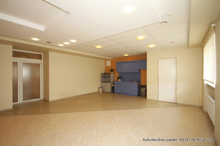 Sludinājumi. Multifunkcionālas telpa birojam, noliktavai, ražotnei, šūšanas ceham vai citai nodarbei.  Kalētu Cena: 720 EUR/mēn Foto #5