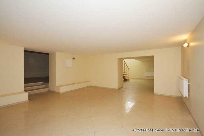 Sludinājumi. Multifunkcionālas telpa birojam, noliktavai, ražotnei, šūšanas ceham vai citai nodarbei.  Kalētu Cena: 720 EUR/mēn Foto #9