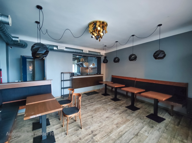 Sludinājumi. Veikala telpas pie Centra sporta kvartāla.  Telpas nav piemērotas ēdināšanai. Tur iepriekš atradās Cena: 600 EUR/mēn Foto #1