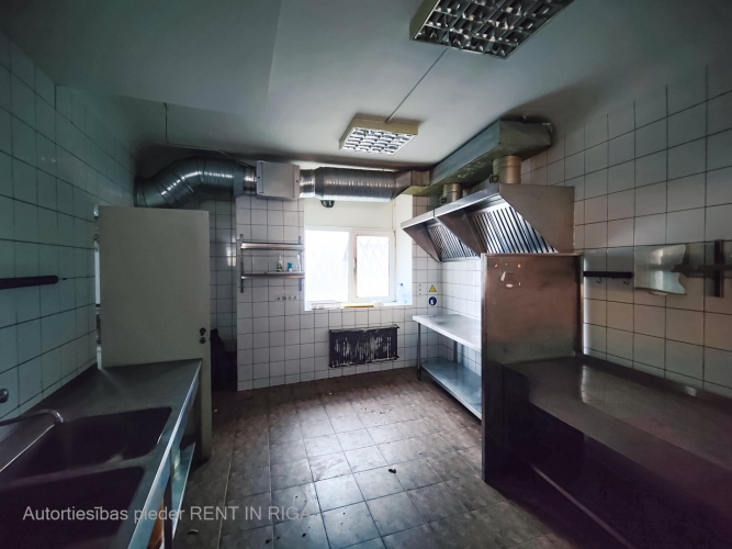 Sludinājumi. Veikala telpas pie Centra sporta kvartāla.  Telpas nav piemērotas ēdināšanai. Tur iepriekš atradās Cena: 600 EUR/mēn Foto #4