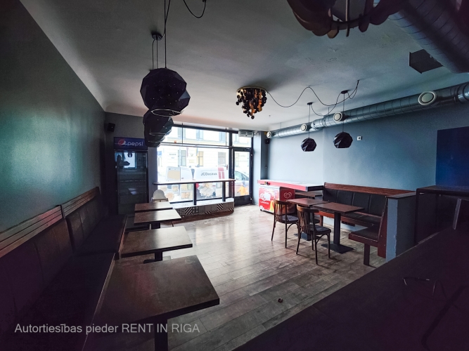 Sludinājumi. Veikala telpas pie Centra sporta kvartāla.  Telpas nav piemērotas ēdināšanai. Tur iepriekš atradās Cena: 600 EUR/mēn Foto #3