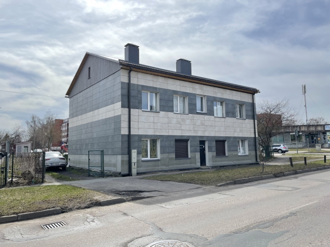 Sludinājumi. Iznomā atsevišķi stāvošu divstāvu ēku Dārzciemā.  Attīstīta sabiedriskā transporta infrastruktūra Cena: 1400 EUR/mēn Foto #1