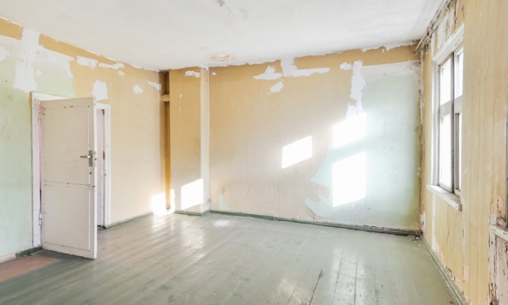 Объявление. Продаётся многоквартирный деревянный дом на улице Бривибас.  В здании находятся: Магазин 1 - 100,2 Цена: 140000 EUR Foto #6